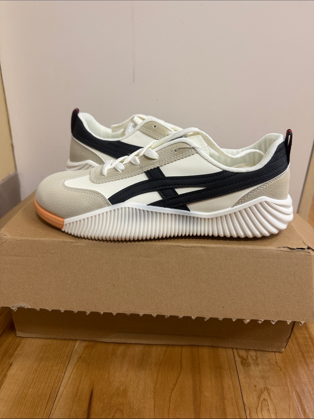Women’s Low-Top Casual Sneakers in Cream and Black